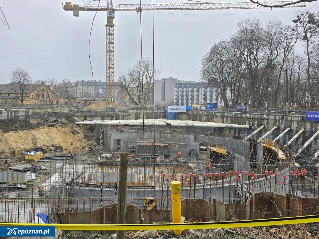 Ogromna inwestycja trwa w Poznaniu. „Do lata powinniśmy już zobaczyć wyrastające ponad głęboki wykop części nadziemne obiektu”